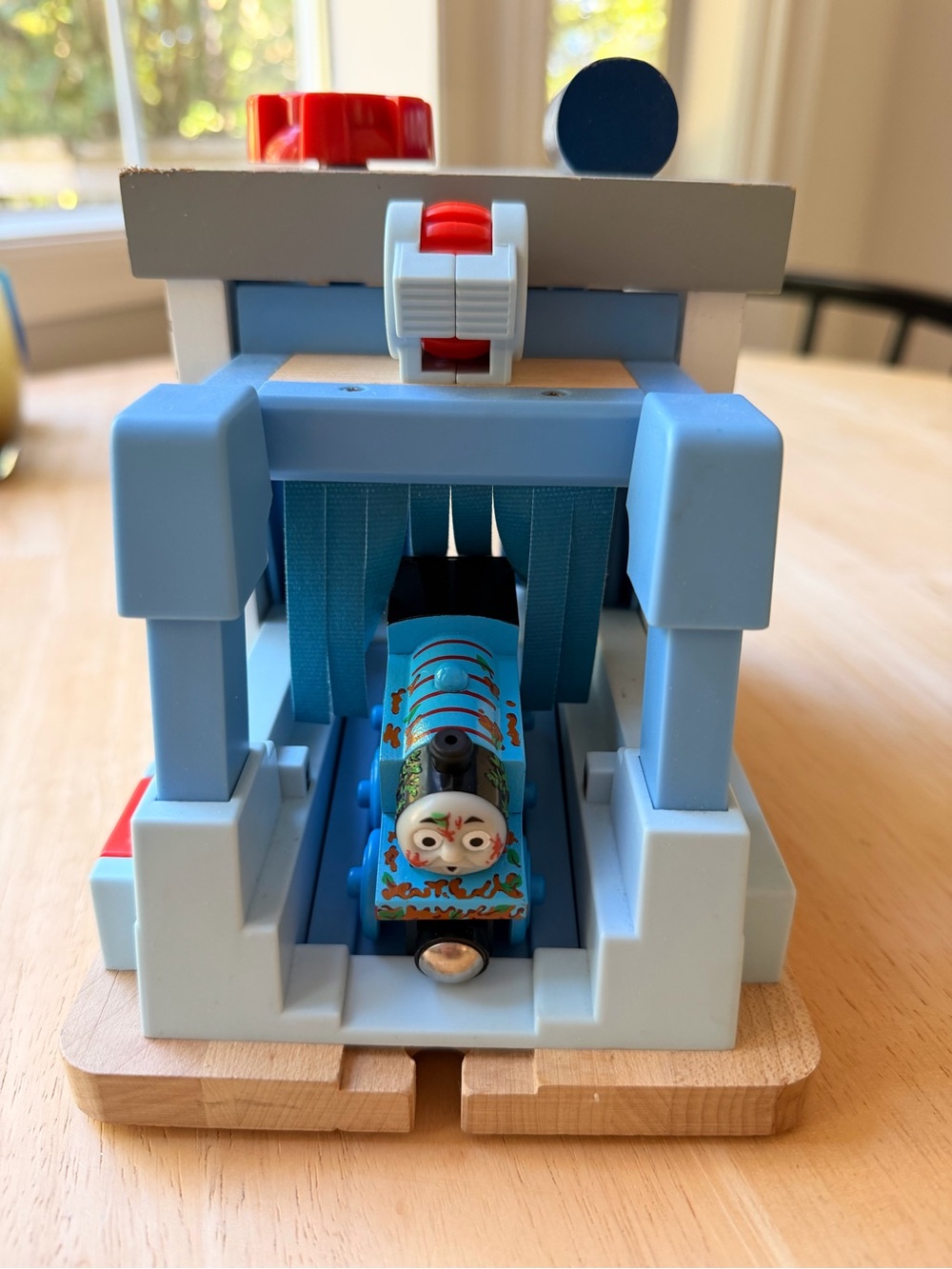 Thomas The Train Wood Car Wash Toy - Picture 3 of 10